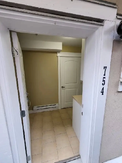 2  bedroom / 1.5 bath Laneway Image# 8