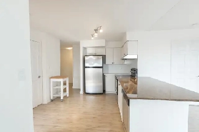 2 Bed   computer Den, 2 Bath Condo in Cabbagetown! Image# 3