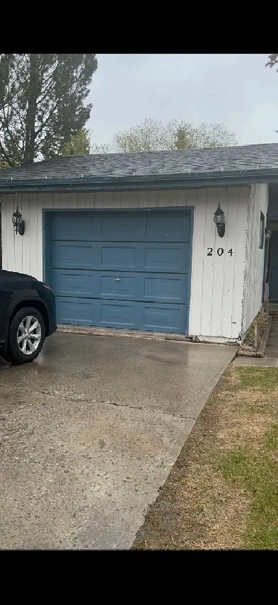 Available sep 30 . 3 bed 1.5 bathroom in Ranchlands nw. Image# 1