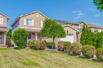 NEW LISTING- ONLY $884,900!! OPEN HOUSE SAT. AUG. 9, 2-4 PM Image# 3