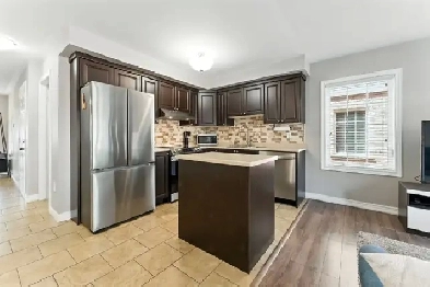 Beautiful End Unit Freehold Townhome for Sale! Image# 8