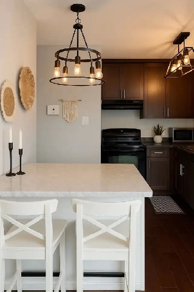 Bright Top‑Floor Condo, Move In Ready. Image# 2
