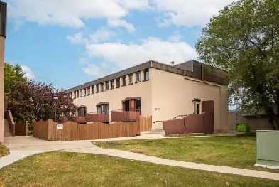 Conveniently Located 2bdrm Condo in highly soughtafter Crestview Image# 1