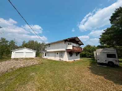 EUROPEAN STYLED HOME ON OVER 1 ACRE LAC DU BONNET! Image# 10