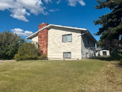 Bi-Level house in Millwoods  3 1 BEDS, 3 Baths, double garage Image# 1