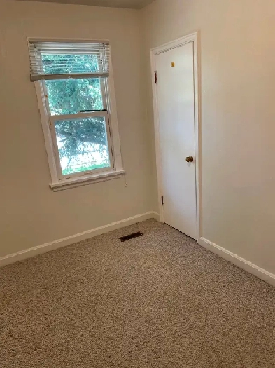 3 BDRM Southside  upper suite 1 block from Lethbridge Hospital Image# 6