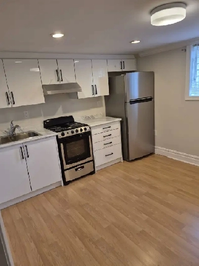 1bdrm Apt BSMT - Cul-de-sac - by Park- Minutes to TTC&Yorkdale Image# 2
