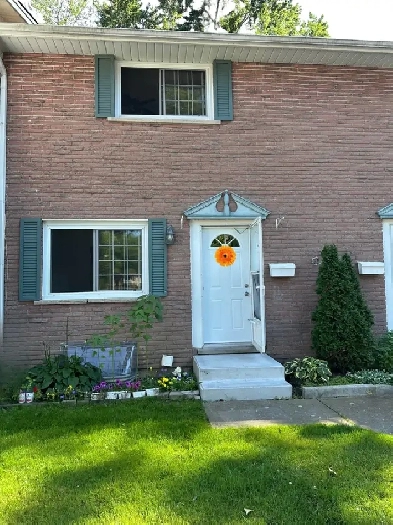 Townhouse Rent Niágara Falls ON tres bedrooms Image# 1