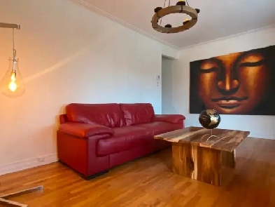 Sunny Unit in a Triplex - Monthly rental Image# 1