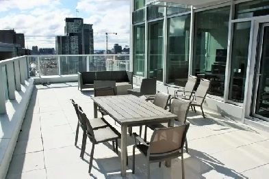 SQUARE VICTORIA Condo 4 1/2 au 11e étage IMMENSE terrasse Image# 2