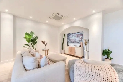 Chic Fully ‑ Renovated - 1‑Bedroom Condo in Golden Square Mile Image# 3