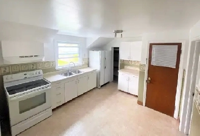 Bright, spacious 2 bedroom   den (second floor) Image# 1