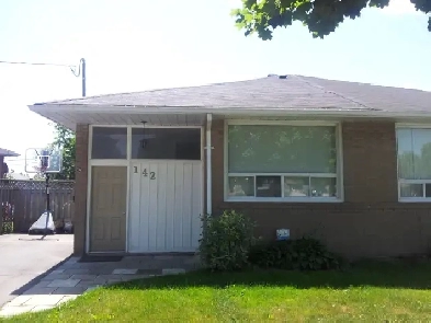 Spacious 2-Bed Den   Parking/AC/Laundry/Yard Incl! (Maurice Crt) Image# 4