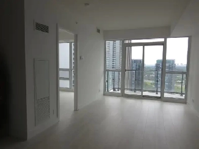 STUNNING 1 BEDROOM, 1 BATHROOM, PARKING, LOCKER 33rd FLOOR Image# 2