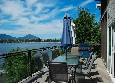 LAKEFRONT home on Skaha.  5 bedrooms, 2 kitchens, 2 laundry Image# 4