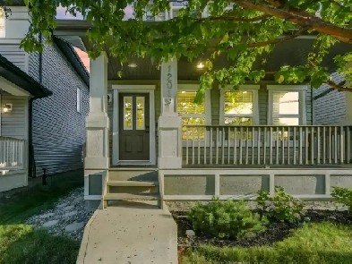 Stunning 4 Bed  NW YEG! Dbl Garage and LOADS OF UPGRADES! $479k Image# 7