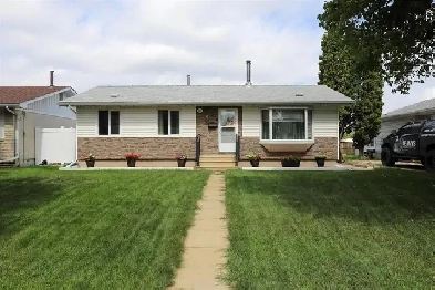 City Gem with Timeless Appeal - 3 BR 1.5 Bath East Kildonan Image# 6