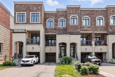 Luxury Townhouse in Thornhill Valleys Image# 1