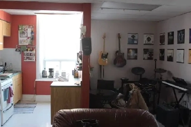 Location location location! King and Princess downtown 2bedroom Image# 3