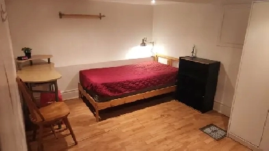 Furnished Clean Bedroom - 2 blocks from TTC Stn. Util included Image# 1