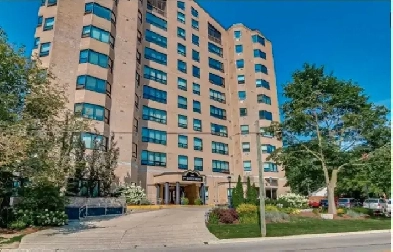 Downtown Corner Unit 2 BDR   Large Den   1 Bath   2 parking Image# 2