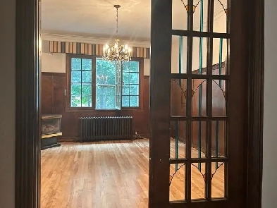 ALL INCLUDED - 3 bedrooms   den, 2 bathrooms, upper duplex Image# 1