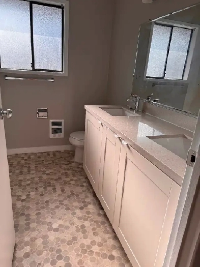 1/2 duplex with 3 bed 1.5 bath pet friendly Image# 8