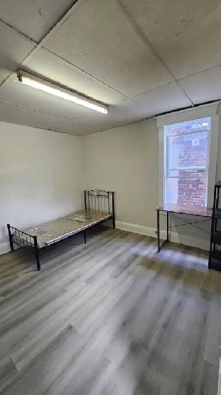 ★ Room for Rent at College and Ossington Ave (2nd Floor)★ Image# 1