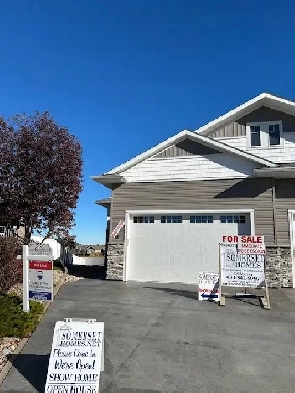 SYLVAN LAKE AB. NEW WALKOUT DUPLEX ON HUGE LOT IN 45  CLOSE Image# 1