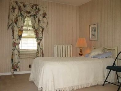 Close to U of Windsor Campus Image# 1