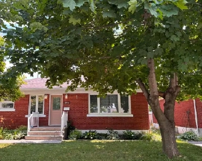 Renovated Bungalow Main Floor Unit – 3 Bedrooms | 1 Bath Image# 19