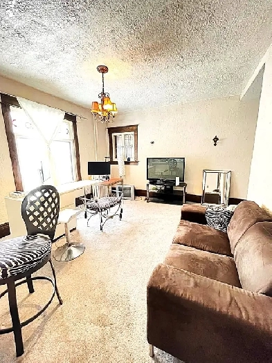 Bright Spacious Room on the 1st Floor is Available for Rent Image# 1