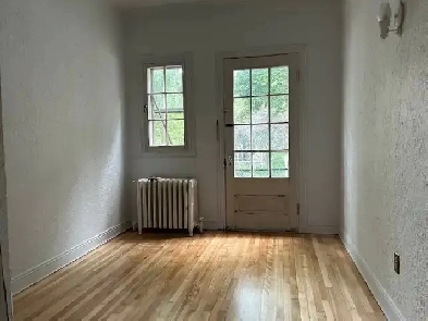 ALL INCLUDED - 3 bedrooms   den, 2 bathrooms, upper duplex Image# 1