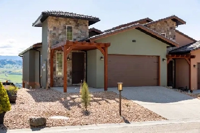 Stunning 3-Bedroom Half-Duplex with Beautiful Lake Views! Image# 2