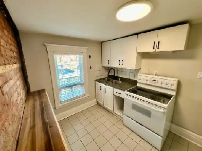 2 Bdrm   Den Character Apartment on Two Floors, King St W & Hess Image# 15