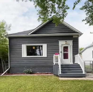 Gorgeous 2 1 Bedroom Family Home in the heart of Transcona! Image# 9