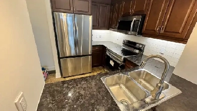 Bright 1 Bedroom   Den, 2 Bath Condo w/ Balcony & Parking – Bayv Image# 1