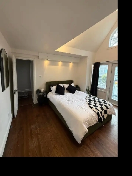 Spacious room for rent with private balcony! Image# 1