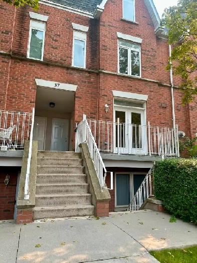 Renovated 2-Bed King West Townhouse! Utilities Included  Parking Image# 1