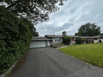 3 Bedroom 2 bath apartment in woodroffe and Huntclub Image# 1