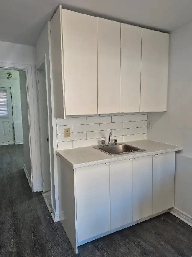 Joli studio semi-meublé avec chambre fermée Image# 1