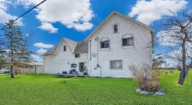 5-Bedroom Legal Duplex! Port Colborne! 2.4 Acres! Image# 1