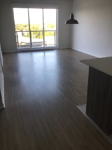 3 1/2  grand inclus chauffage eau chaude air climatisé garage Image# 1