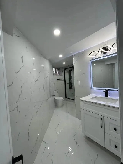 Spacious room with private full bathroom Image# 1