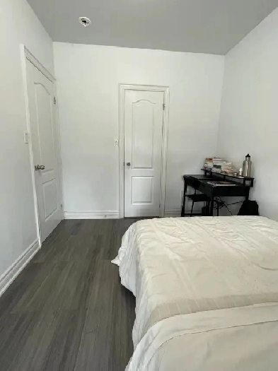 Furnished Ensuite Bedroom at Bathurst & Harbord St. for Lease Image# 3