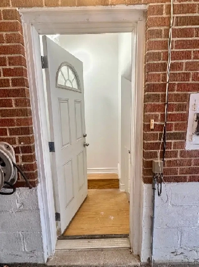 1  BR   den unit for rent in Scarborough (Pharmacy & Lawrence) Image# 1