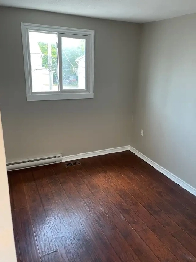 1 Bedroom - TOP (2nd Floor) ALL INCLUSIVE Heat, AC, Hydro, Water Image# 5