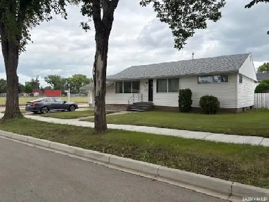 NEW LISTING 1762 - 98th Street | N Battleford SK015304 Image# 2