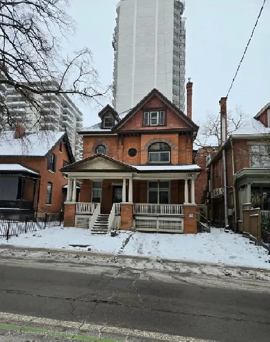 Newly Renovated 2 Bed Lower Suite in Great Location - 1 Parking Image# 4