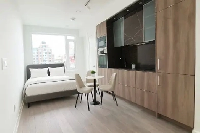 Luxury Yorkville Studio Image# 3
